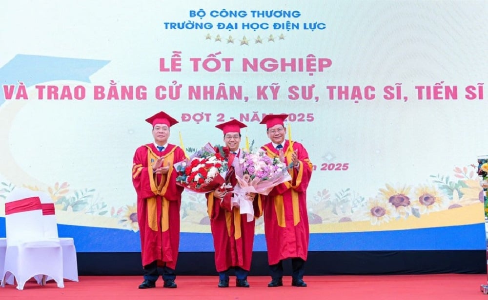 PGS.TS Vũ Đình Ngọ - Chủ tịch Hội đồng trường (bên trái ngoài cùng) và PGS.TS Đinh Văn Châu - Hiệu trưởng Trường Đại học Điện lực (bên phải ngoài cùng) tặng hoa chúc mừng TS. Dương Trung Kiên nhận công tác mới. Ảnh: EPU. PGS.TS Vũ Đình Ngọ - Chủ tịch Hội đồng trường (bên trái ngoài cùng) và PGS.TS Đinh Văn Châu - Hiệu trưởng Trường Đại học Điện lực (bên phải ngoài cùng) tặng hoa chúc mừng TS. Dương Trung Kiên nhận công tác mới. Ảnh: EPU.
