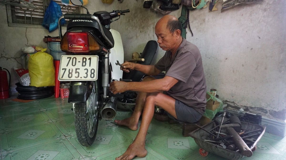 Dù dị tật bẩm sinh nhưng ông Giàu quyết chí vươn lên. Ảnh: Trần Trung. Dù dị tật bẩm sinh nhưng ông Giàu quyết chí vươn lên. Ảnh: Trần Trung.