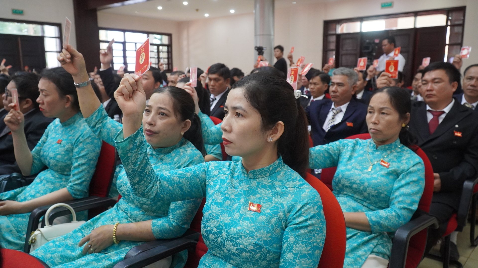 Đại biểu biểu quyết thông qua các nội dung tại Đại hội Đảng bộ Tổng Công ty Cao su Đồng Nai lần thứ I, nhiệm kỳ 2025-2030. Ảnh: Trần Phi. Đại biểu biểu quyết thông qua các nội dung tại Đại hội Đảng bộ Tổng Công ty Cao su Đồng Nai lần thứ I, nhiệm kỳ 2025-2030. Ảnh: Trần Phi.