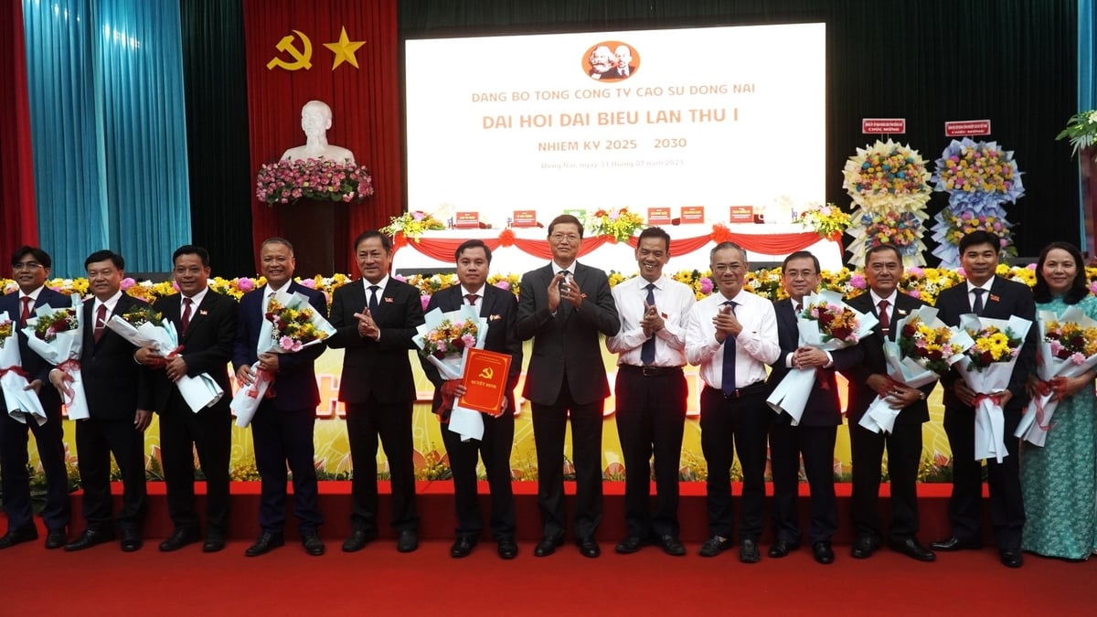 Ban Chấp hành Đảng bộ Tổng Công ty Cao su Đồng Nai nhiệm kỳ 2025-2030 ra mắt và nhận nhiệm vụ tại Đại hội đại biểu lần thứ I. Ảnh: Trần Phi. Ban Chấp hành Đảng bộ Tổng Công ty Cao su Đồng Nai nhiệm kỳ 2025-2030 ra mắt và nhận nhiệm vụ tại Đại hội đại biểu lần thứ I. Ảnh: Trần Phi.