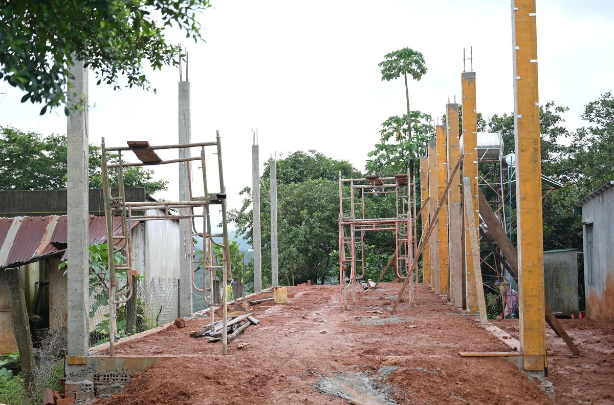 Những ngôi nhà mới đang dần hình thành ở những buôn làng nhờ những chính sách xoá đói giảm nghèo đi vào thực tiễn và phát huy hiệu quả. Ảnh: Phạm Hoài. Những ngôi nhà mới đang dần hình thành ở những buôn làng nhờ những chính sách xoá đói giảm nghèo đi vào thực tiễn và phát huy hiệu quả. Ảnh: Phạm Hoài.