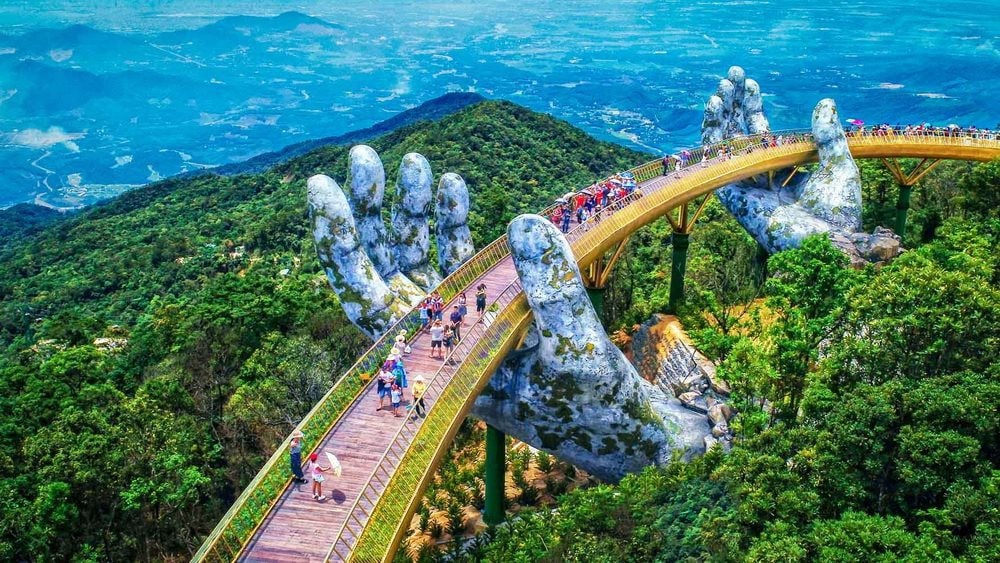 Du khách tham quan Khu du lịch Bà Nà. Ảnh: Lan Anh.