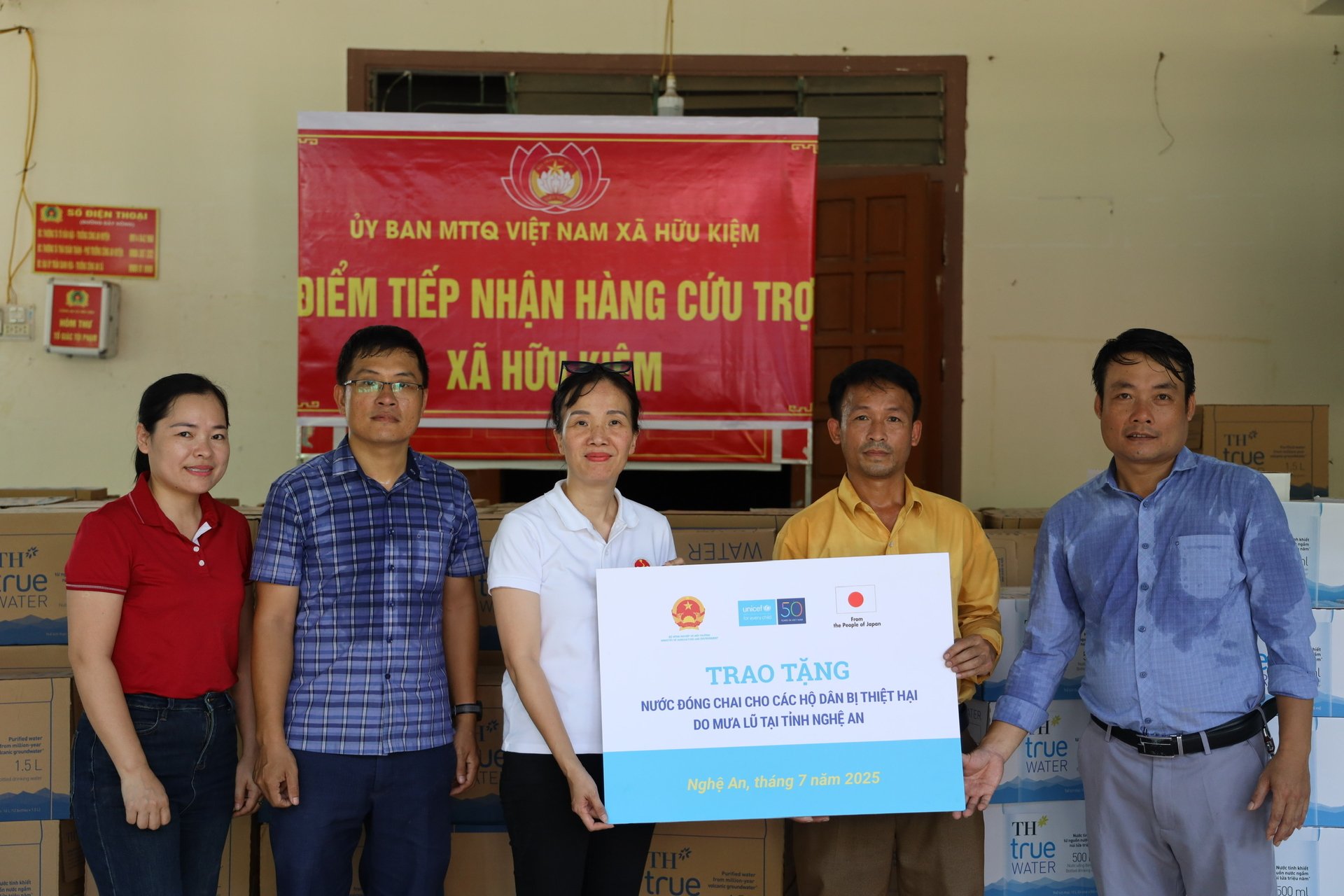 Vietnam Disaster and Dyke Management Authority, along with sponsors, handed out clean water to local households in the three communes. Photo: VDDMA.