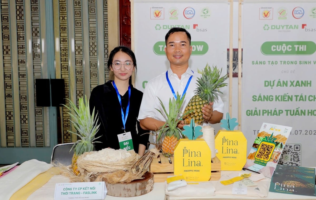 Các sản phẩm thời trang làm từ lá dứa của Faslink được giới thiệu tại Diễn đàn Chuyển đổi xanh và Ngày hội tái chế 2025. Ảnh: Nguyễn Thủy. Các sản phẩm thời trang làm từ lá dứa của Faslink được giới thiệu tại Diễn đàn Chuyển đổi xanh và Ngày hội tái chế 2025. Ảnh: Nguyễn Thủy.