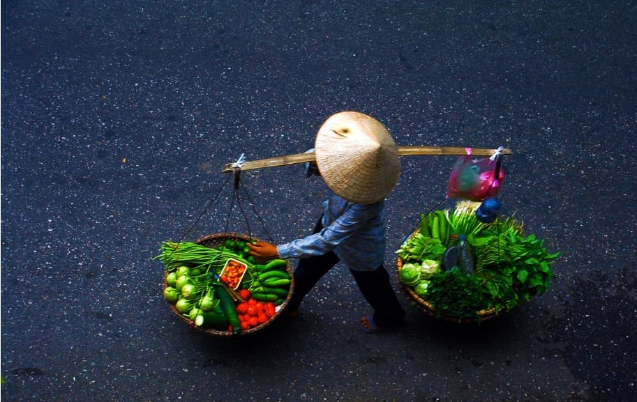 Những gánh hàng rong từ quê vào phố. Ảnh: Văn hiến Việt Nam. Những gánh hàng rong từ quê vào phố. Ảnh: Văn hiến Việt Nam.