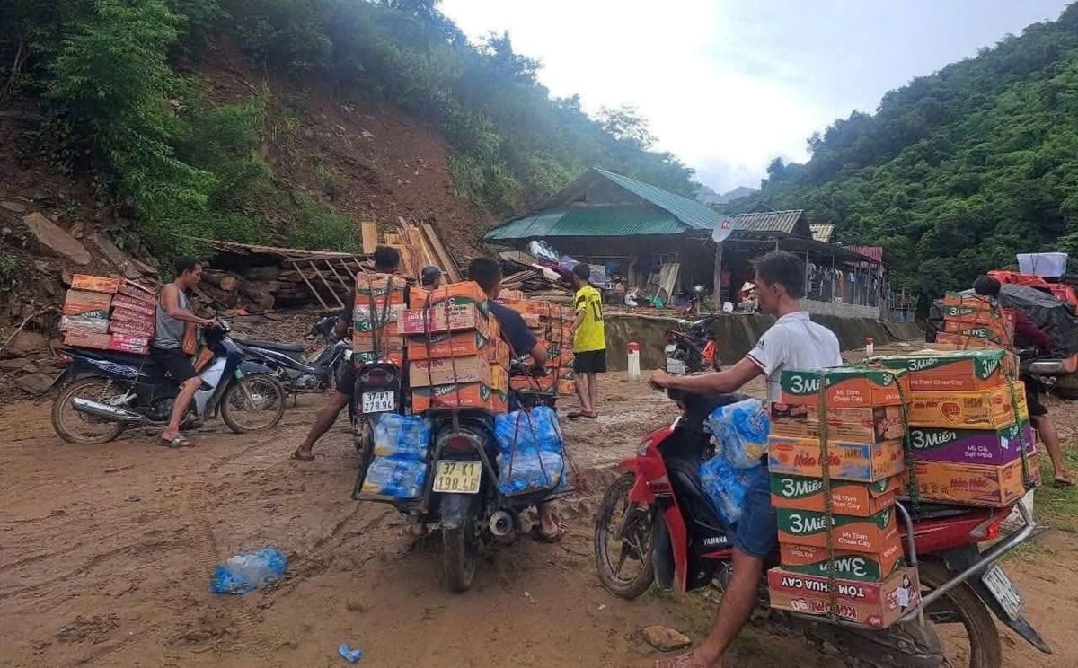 Những chuyến hàng cứu trợ ban đầu là động lực để người dân vùng lũ vững bước xây dựng lại cuộc sống. Ảnh: Phạm Tuân. Những chuyến hàng cứu trợ ban đầu là động lực để người dân vùng lũ vững bước xây dựng lại cuộc sống. Ảnh: Phạm Tuân.
