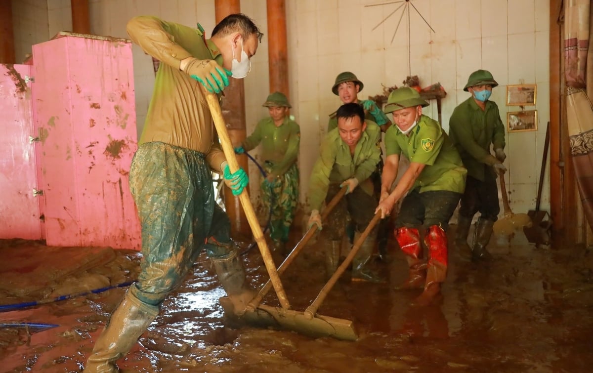 Lực lượng kiểm lâm không ngần ngại xông pha vào tâm lũ. Ảnh: Việt Khánh. Lực lượng kiểm lâm không ngần ngại xông pha vào tâm lũ. Ảnh: Việt Khánh.
