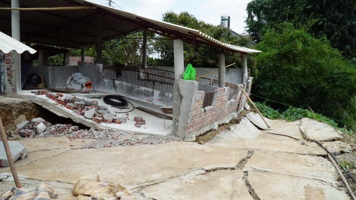Nửa gian phía sau ngôi nhà bị sụt lún nghiêm trọng. Ảnh: Đức Bình.