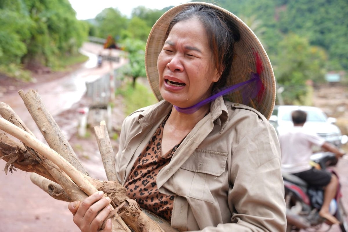 Đừng để những giọt nước mắt muộn màng cứ lặp đi lặp lại trong tương lai vì mưa lũ. Ảnh: Phạm Tuân. Đừng để những giọt nước mắt muộn màng cứ lặp đi lặp lại trong tương lai vì mưa lũ. Ảnh: Phạm Tuân.