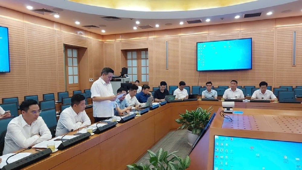 Bí thư Đảng ủy, Chủ tịch HĐND xã Thanh Oai Bùi Hoàng Phan báo cáo tại buổi làm việc. Ảnh: Hoàng Điệp. Bí thư Đảng ủy, Chủ tịch HĐND xã Thanh Oai Bùi Hoàng Phan báo cáo tại buổi làm việc. Ảnh: Hoàng Điệp.
