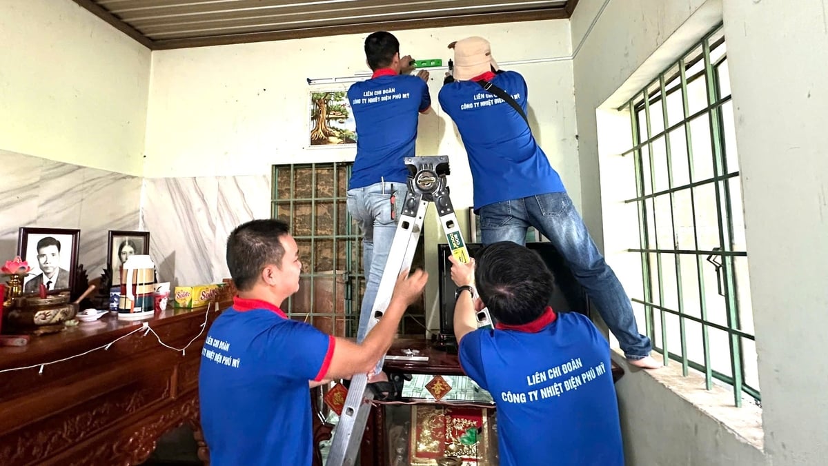 Đoàn Thanh niên Công ty Nhiệt điện Phú Mỹ sửa chữa điện cho các gia đình chính sách. Ảnh: Nhiệt điện Phú Mỹ. Đoàn Thanh niên Công ty Nhiệt điện Phú Mỹ sửa chữa điện cho các gia đình chính sách. Ảnh: Nhiệt điện Phú Mỹ.
