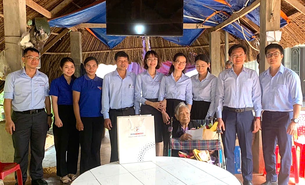 Thăm hỏi và tặng quà cho Mẹ Việt Nam Anh hùng Dương Thị Đành. Ảnh: Nhiệt điện Phú Mỹ. Thăm hỏi và tặng quà cho Mẹ Việt Nam Anh hùng Dương Thị Đành. Ảnh: Nhiệt điện Phú Mỹ.