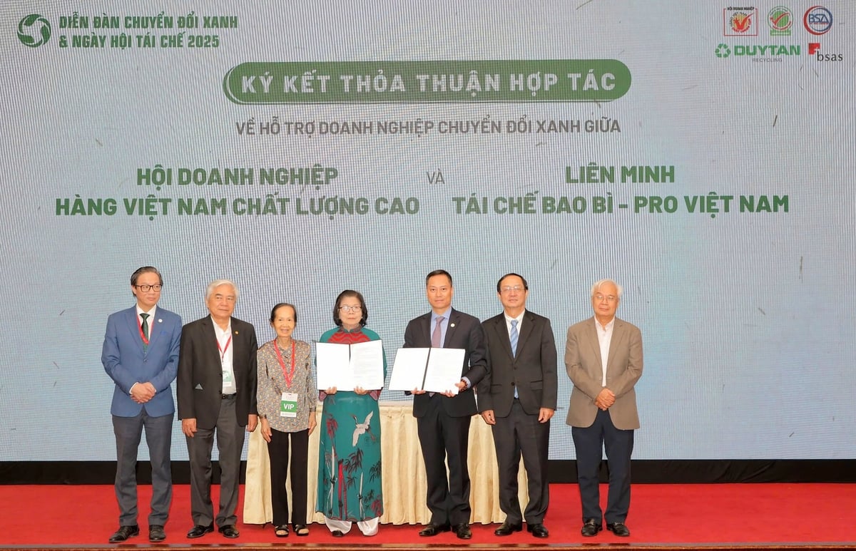 Trong khuôn khổ diễn đàn diễn ra lễ ký kết biên bản ghi nhớ giữa Hội Doanh nghiệp Hàng Việt Nam Chất lượng cao và Công ty Cổ phần Tái chế Bao bì PRO Việt Nam; giữa Hội Doanh nghiệp Hàng Việt Nam Chất lượng cao với Đại học Quốc gia TP.HCM, đánh dấu bước đi thiết thực trong kết nối tri thức, công nghệ và doanh nghiệp, tạo nền tảng cho hành trình chuyển đổi xanh lâu dài. Ảnh: Nguyễn Thủy. Trong khuôn khổ diễn đàn diễn ra lễ ký kết biên bản ghi nhớ giữa Hội Doanh nghiệp Hàng Việt Nam Chất lượng cao và Công ty Cổ phần Tái chế Bao bì PRO Việt Nam; giữa Hội Doanh nghiệp Hàng Việt Nam Chất lượng cao với Đại học Quốc gia TP.HCM, đánh dấu bước đi thiết thực trong kết nối tri thức, công nghệ và doanh nghiệp, tạo nền tảng cho hành trình chuyển đổi xanh lâu dài. Ảnh: Nguyễn Thủy.