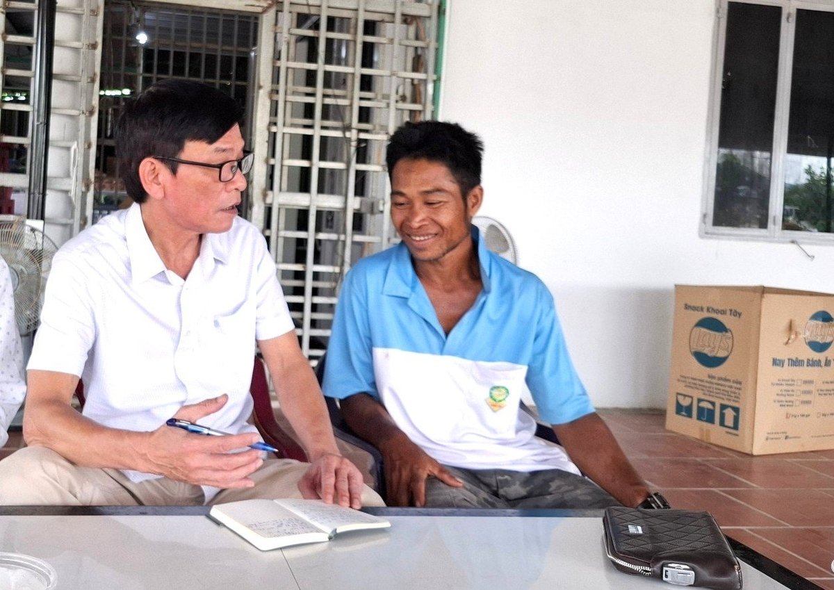 Rơ Ô Ngúy (áo xanh) luôn thường trực nụ cười trên môi. Ảnh: H'Mlin. Rơ Ô Ngúy (áo xanh) luôn thường trực nụ cười trên môi. Ảnh: H'Mlin.