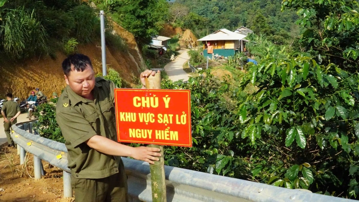 Cung đường ở bản Tăng được cắm biển để thông báo cho người dân qua lại. Ảnh: Đức Bình. Cung đường ở bản Tăng được cắm biển để thông báo cho người dân qua lại. Ảnh: Đức Bình.