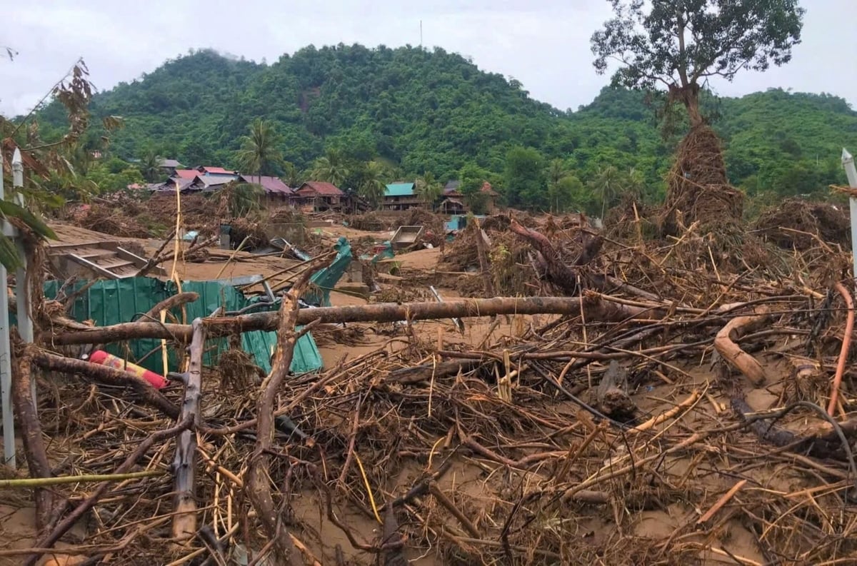 Khung cảnh tan hoang sau cơn lũ đi qua bao trùm khắp các bản làng vùng cao xứ Nghệ. Ảnh: Phạm Tuân. Khung cảnh tan hoang sau cơn lũ đi qua bao trùm khắp các bản làng vùng cao xứ Nghệ. Ảnh: Phạm Tuân.