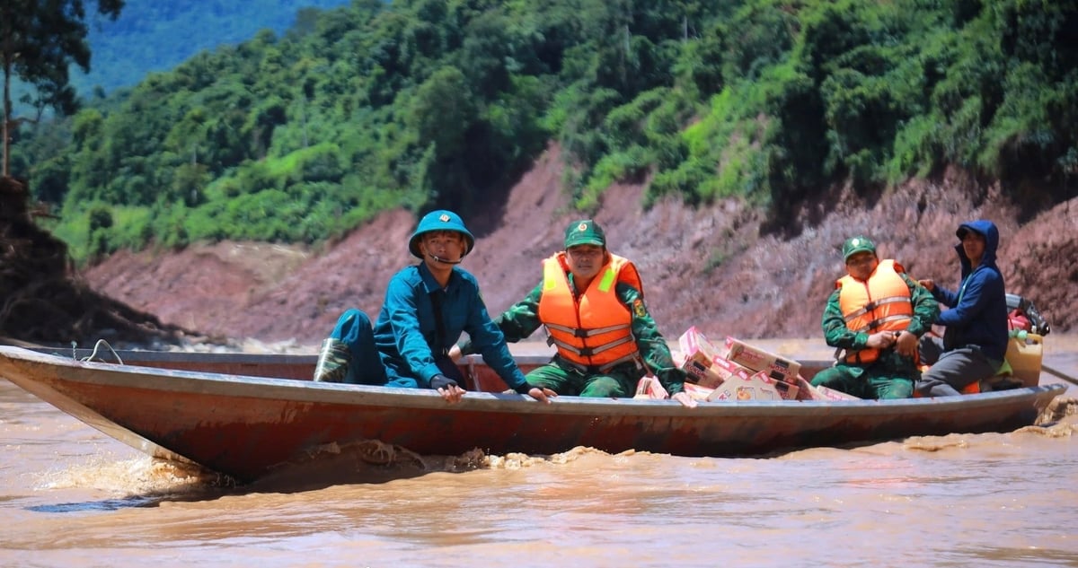 Đoàn cứu trợ phải vượt dòng Nậm Nơn hung hãn. Ảnh: Ngọc Linh.