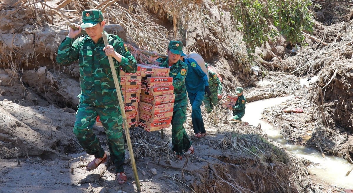 Lại phải băng rừng lội suối hàng chục km. Ảnh: Ngọc Linh.
