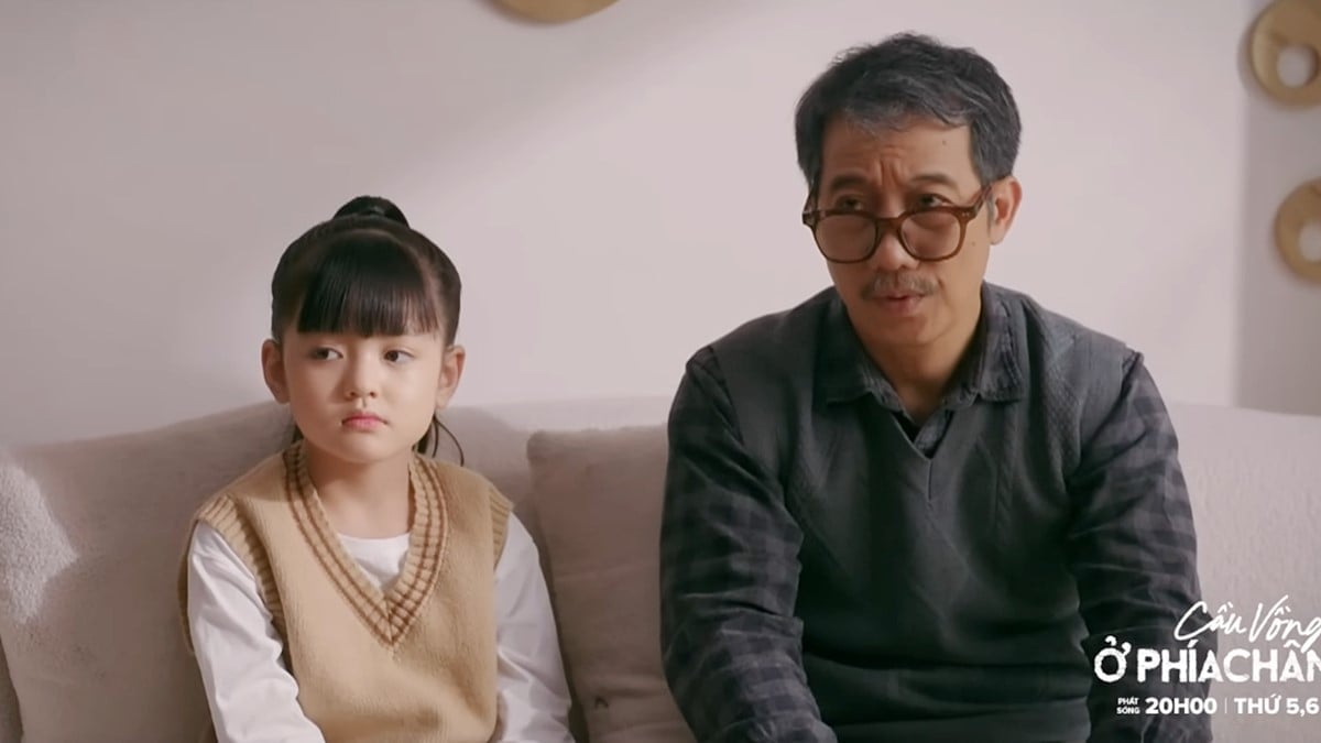 Ông Dũng và bé Bắp không thoải mái khi Oanh và Tuấn thân mật với nhau. Ảnh CMH Ông Dũng và bé Bắp không thoải mái khi Oanh và Tuấn thân mật với nhau. Ảnh CMH