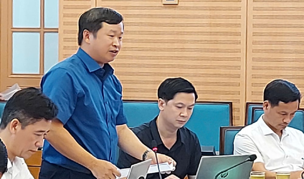 Bí thư Đảng ủy, Chủ tịch HĐND xã Dân Hòa Mai Xuân Trường báo cáo tại buổi làm việc. Ảnh: Hoàng Điệp. Bí thư Đảng ủy, Chủ tịch HĐND xã Dân Hòa Mai Xuân Trường báo cáo tại buổi làm việc. Ảnh: Hoàng Điệp.