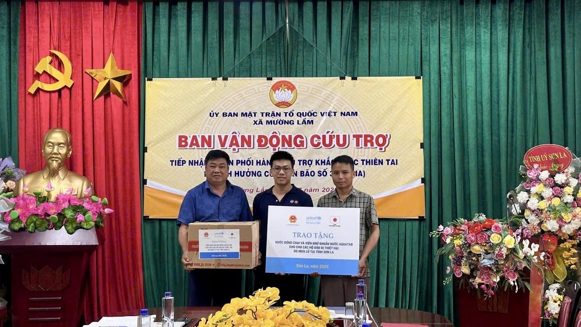 Quỹ Nhi đồng Liên hợp quốc trao hàng cứu trợ cho các hộ dân bị thiệt hại do mưa lũ tại xã Mường Lầm, tỉnh Sơn La. Ảnh: UNICEF. Quỹ Nhi đồng Liên hợp quốc trao hàng cứu trợ cho các hộ dân bị thiệt hại do mưa lũ tại xã Mường Lầm, tỉnh Sơn La. Ảnh: UNICEF.