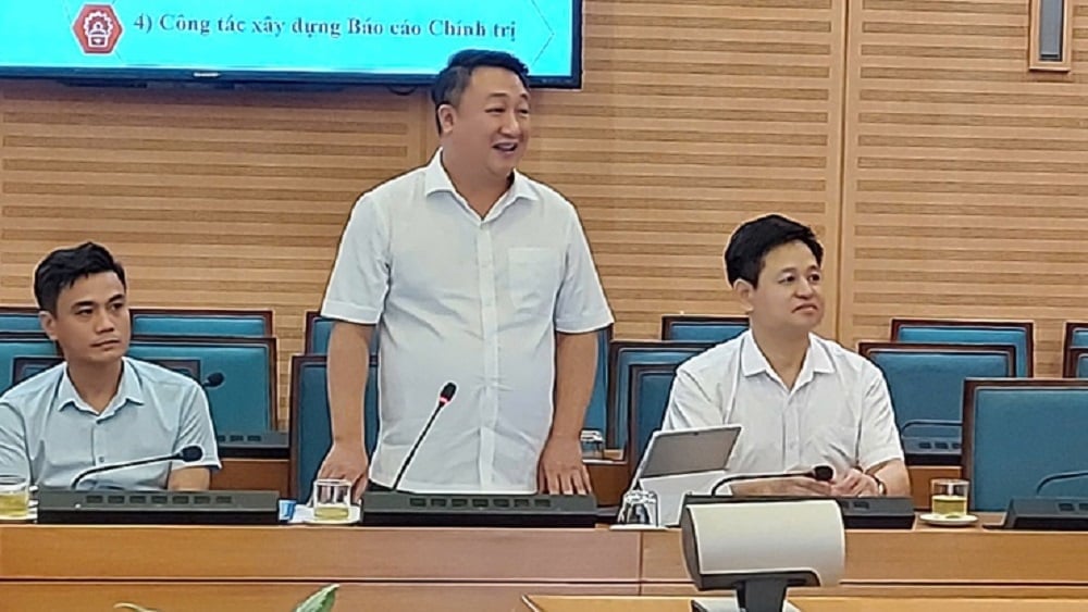 Bí thư Đảng ủy, Chủ tịch HĐND xã Bình Minh Nguyễn Khánh Bình báo cáo tại buổi làm việc. Ảnh: Hoàng Điệp. Bí thư Đảng ủy, Chủ tịch HĐND xã Bình Minh Nguyễn Khánh Bình báo cáo tại buổi làm việc. Ảnh: Hoàng Điệp.