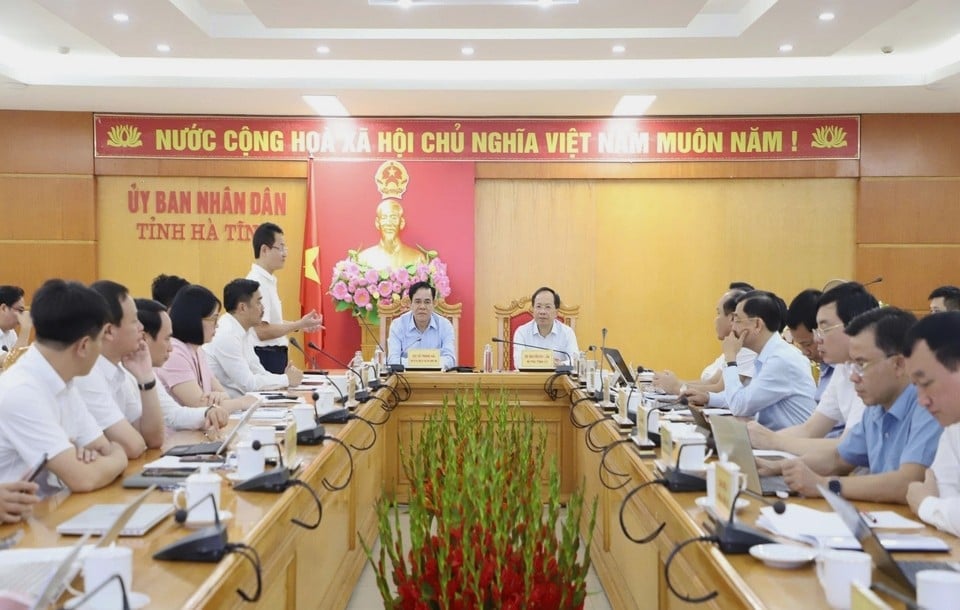 Chủ trì buổi làm việc, có ông Nguyễn Duy Lâm - Bí thư Tỉnh ủy; ông Võ Trọng Hải - Phó Bí thư Tỉnh ủy, Chủ tịch UBND tỉnh; ông Trần Báu Hà - Phó Chủ tịch tỉnh cùng lãnh đạo các sở, ngành, nhà đầu tư liên quan. Ảnh: EVNNPC.