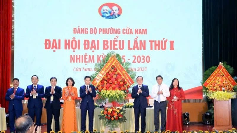 Phó Bí thư Thành ủy, Chủ tịch HĐND thành phố Hà Nội Nguyễn Ngọc Tuấn, Phó Chủ tịch UBND thành phố Hà Nội Dương Đức Tuấn tặng hoa chúc mừng Đại hội phường Cửa Nam. Ảnh: Lê Hải.