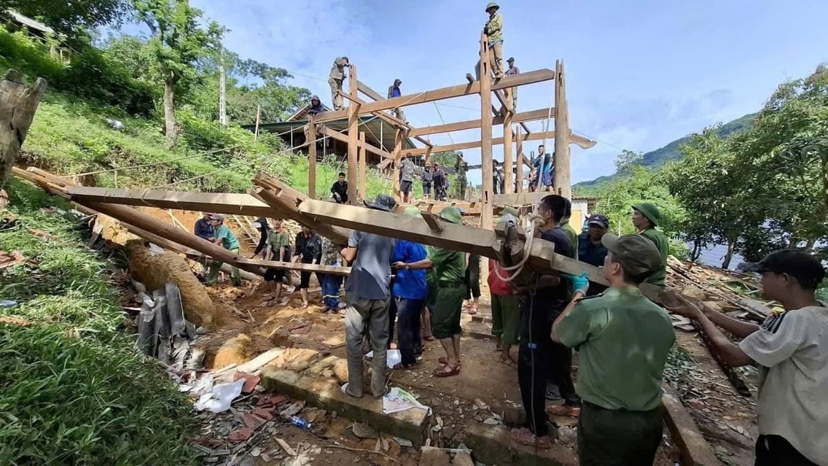 Việc tái thiết lại cuộc sống sẽ gặp muôn vàn khó khăn nhưng người dân vùng lũ Nghệ An đang vững tin sẽ vượt qua. Ảnh: Phạm Tuân. Việc tái thiết lại cuộc sống sẽ gặp muôn vàn khó khăn nhưng người dân vùng lũ Nghệ An đang vững tin sẽ vượt qua. Ảnh: Phạm Tuân.