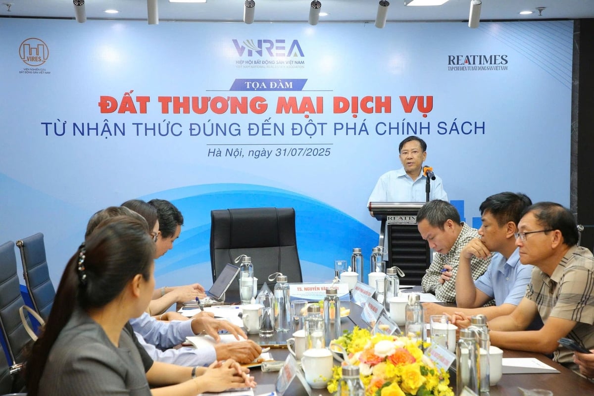 TS. Nguyễn Văn Khôi, Chủ tịch Hiệp hội Bất động sản Việt Nam chủ trì Toạ đàm 'Đất thương mại dịch vụ – Từ nhận thức đúng đến đột phá chính sách'. Ảnh: Reatimes. TS. Nguyễn Văn Khôi, Chủ tịch Hiệp hội Bất động sản Việt Nam chủ trì Toạ đàm 'Đất thương mại dịch vụ – Từ nhận thức đúng đến đột phá chính sách'. Ảnh: Reatimes.