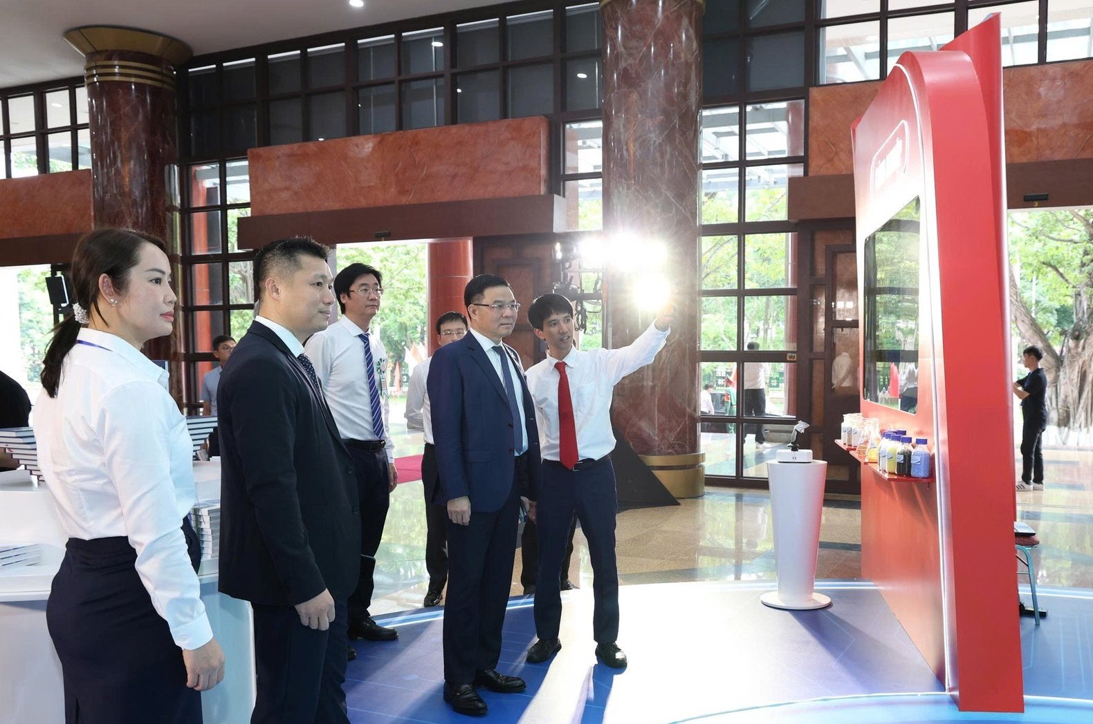 Chủ tịch HĐTV Petrovietnam Lê Mạnh Hùng tham quan triển lãm hiện vật Ngành Công nghiệp - Năng lượng. Ảnh: Petrovietnam.