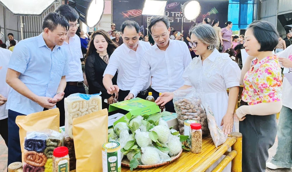 Buổi livestream góp phần quảng bá và tiêu thụ nông sản của tỉnh Bắc Ninh đến với người tiêu dùng trong và ngoài nước. Ảnh: Mai Toan. Buổi livestream góp phần quảng bá và tiêu thụ nông sản của tỉnh Bắc Ninh đến với người tiêu dùng trong và ngoài nước. Ảnh: Mai Toan.