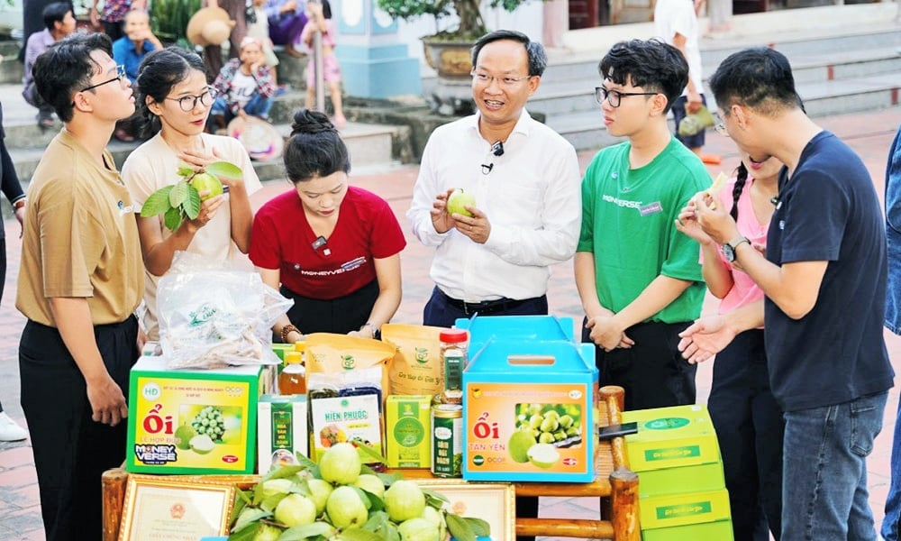 Phó Chủ tịch UBND tỉnh Bắc Ninh Phạm Văn Thịnh (áo trắng) giới thiệu sản phẩm trên phiên livestream. Ảnh: Mai Toan. Phó Chủ tịch UBND tỉnh Bắc Ninh Phạm Văn Thịnh (áo trắng) giới thiệu sản phẩm trên phiên livestream. Ảnh: Mai Toan.