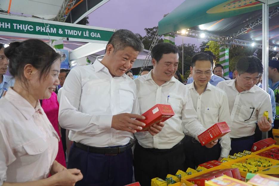 Lãnh đạo Bộ Công Thương và các Bộ, ngành, địa phương tham quan các gian hàng tại Hội chợ. Ảnh: Cục XTTM. Lãnh đạo Bộ Công Thương và các Bộ, ngành, địa phương tham quan các gian hàng tại Hội chợ. Ảnh: Cục XTTM.
