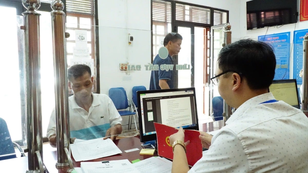 Người dân được hướng dẫn tận tình cách làm thủ tục. Ảnh: Đức Bình. Người dân được hướng dẫn tận tình cách làm thủ tục. Ảnh: Đức Bình.