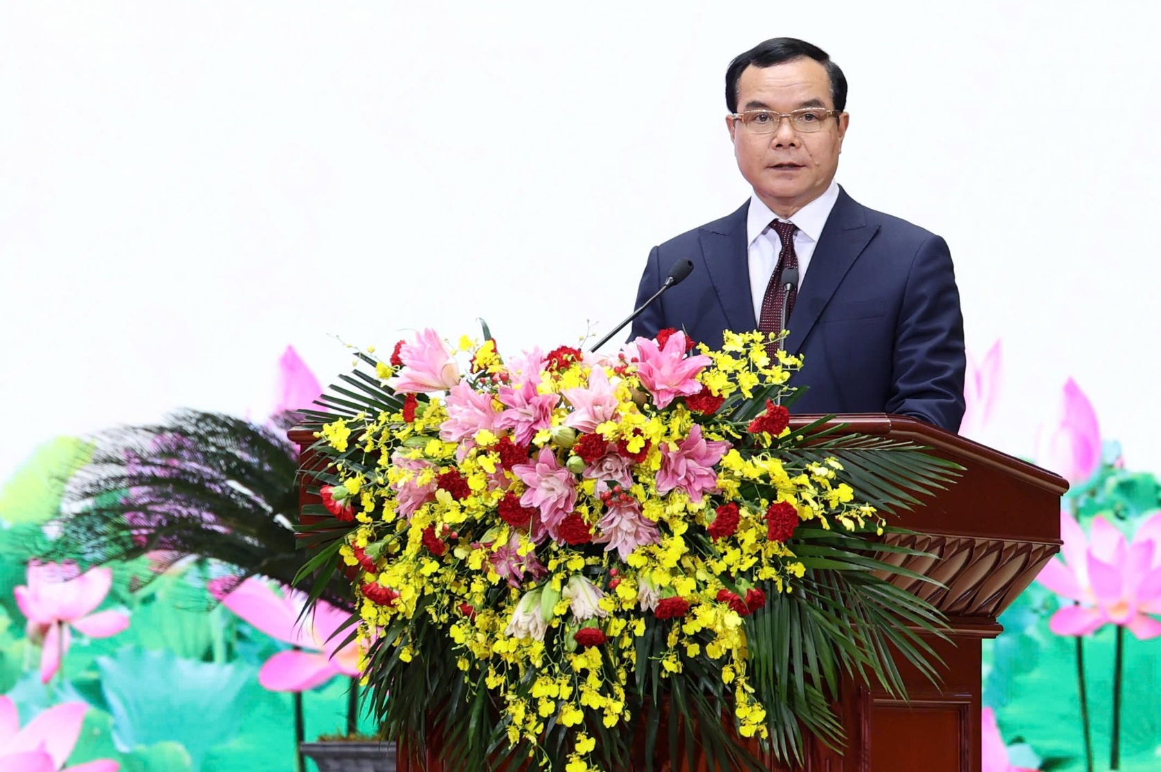 Ông Nguyễn Đình Khang, Ủy viên Ban Chấp hành Trung ương Đảng, Phó Chủ tịch Ủy ban Trung ương Mặt trận Tổ quốc Việt Nam, Chủ tịch Tổng Liên đoàn Lao động Việt Nam ấn tượng và khâm phục trước tinh thần lao động sáng tạo của người lao động của Petrovietnam. Ảnh: Hồng Thắm.