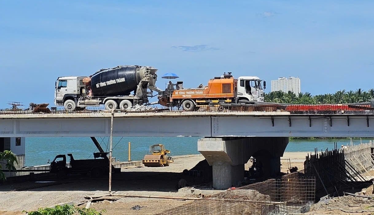 Hiện nhà thầu nỗ lực thi công đập ngăn mặn sông Cái Nha Trang. Ảnh: Kim Sơ.