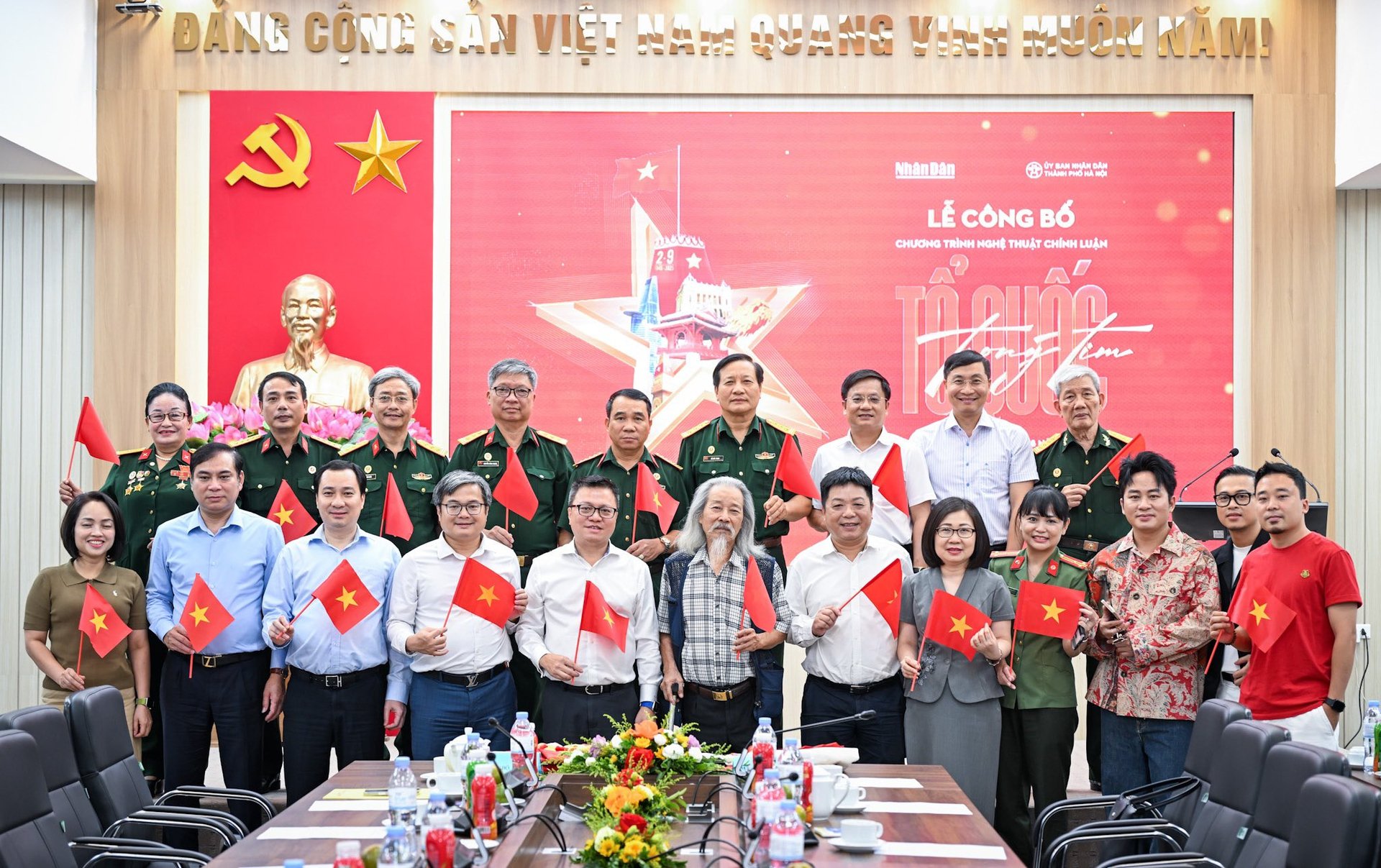 Ban tổ chức và các đại biểu tại lễ công bố chương trình nghệ thuật chính luận 'Tổ quốc trong tim'. Ảnh: Báo  Nhân Dân.