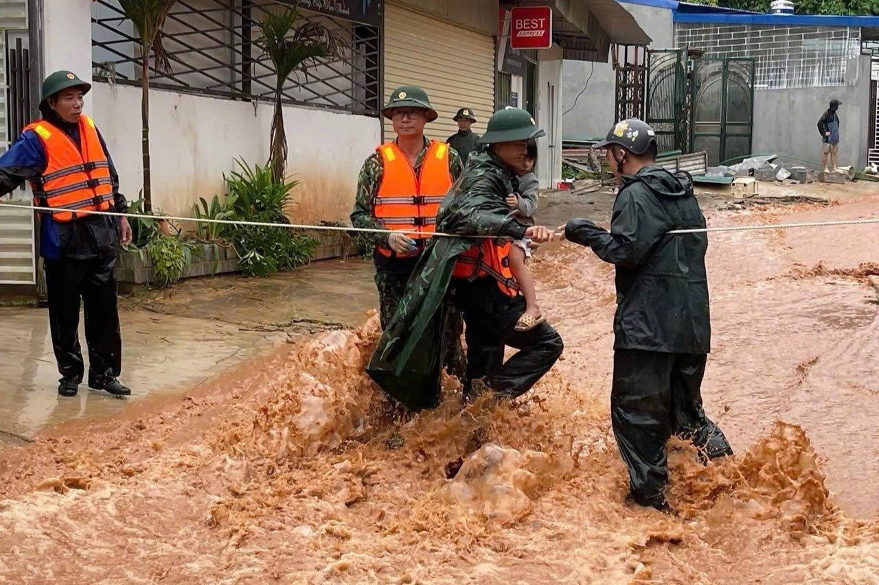Lực lượng chức năng tỉnh Điện Biên triển khai các biện pháp cứu hộ, cứu nạn và hỗ trợ người dân khắc phục hậu quả thiên tai. Ảnh: X.Đ. Lực lượng chức năng tỉnh Điện Biên triển khai các biện pháp cứu hộ, cứu nạn và hỗ trợ người dân khắc phục hậu quả thiên tai. Ảnh: X.Đ.