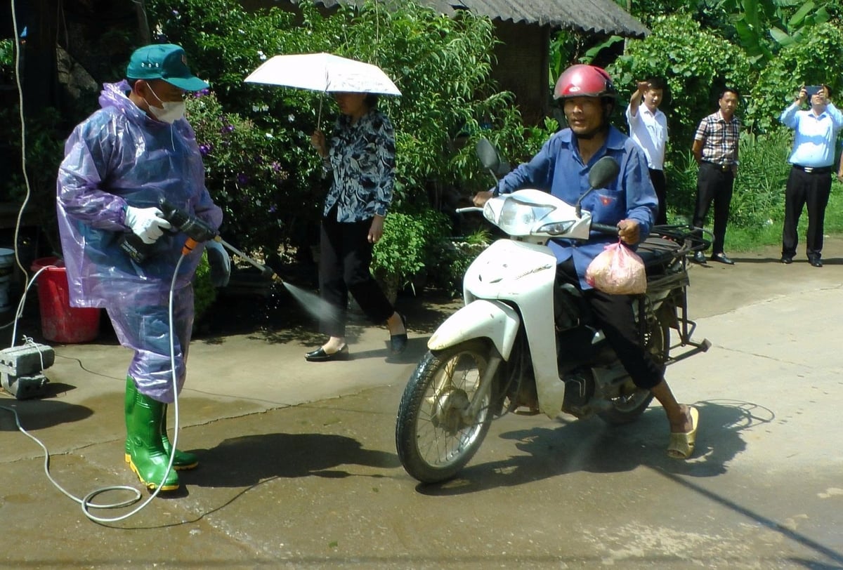 Lực lượng chức năng địa phương phun thuốc tiêu độc khủ trùng tại các chốt kiểm dịch. Ảnh: Thanh Tiến. Lực lượng chức năng địa phương phun thuốc tiêu độc khủ trùng tại các chốt kiểm dịch. Ảnh: Thanh Tiến.