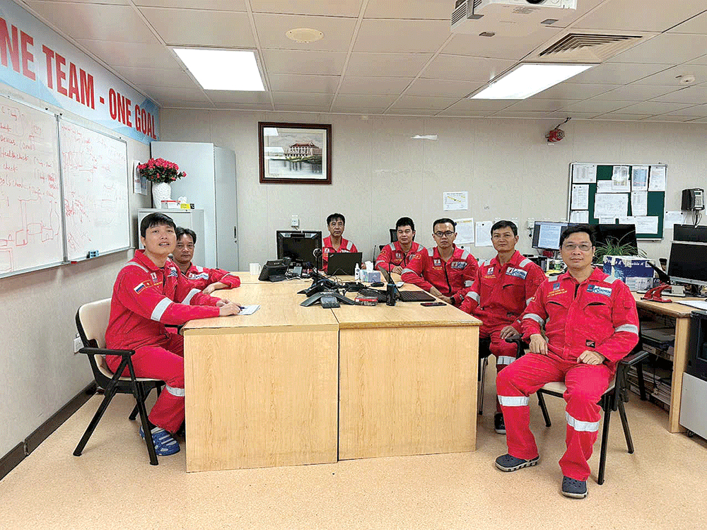Đảng viên trên giàn Hải Thạch học tập Nghị quyết của Trung ương theo hình thức trực tuyến. Ảnh: PV. Đảng viên trên giàn Hải Thạch học tập Nghị quyết của Trung ương theo hình thức trực tuyến. Ảnh: PV.