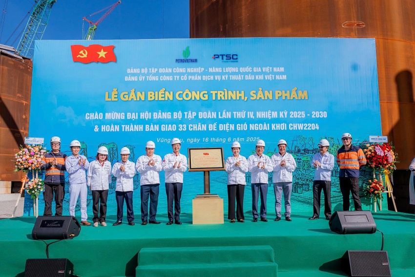 Lễ gắn biển công trình, sản phẩm chào mừng Đại hội đại biểu Đảng bộ Petrovietnam lần thứ IV, nhiệm kỳ 2025 - 2030. Ảnh: PV. Lễ gắn biển công trình, sản phẩm chào mừng Đại hội đại biểu Đảng bộ Petrovietnam lần thứ IV, nhiệm kỳ 2025 - 2030. Ảnh: PV.