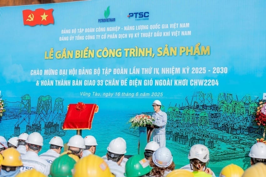 Lễ gắn biển công trình, sản phẩm 'Hoàn thành bàn giao 33 chân đế điện gió ngoài khơi CHW2204': Đây là dự án có ý nghĩa đặc biệt quan trọng, lần đầu tiên một doanh nghiệp Việt Nam thắng thầu và chế tạo chân đế điện gió quy mô lớn để xuất khẩu ra thế giới. Ảnh: Petrovietnam. Lễ gắn biển công trình, sản phẩm 'Hoàn thành bàn giao 33 chân đế điện gió ngoài khơi CHW2204': Đây là dự án có ý nghĩa đặc biệt quan trọng, lần đầu tiên một doanh nghiệp Việt Nam thắng thầu và chế tạo chân đế điện gió quy mô lớn để xuất khẩu ra thế giới. Ảnh: Petrovietnam.