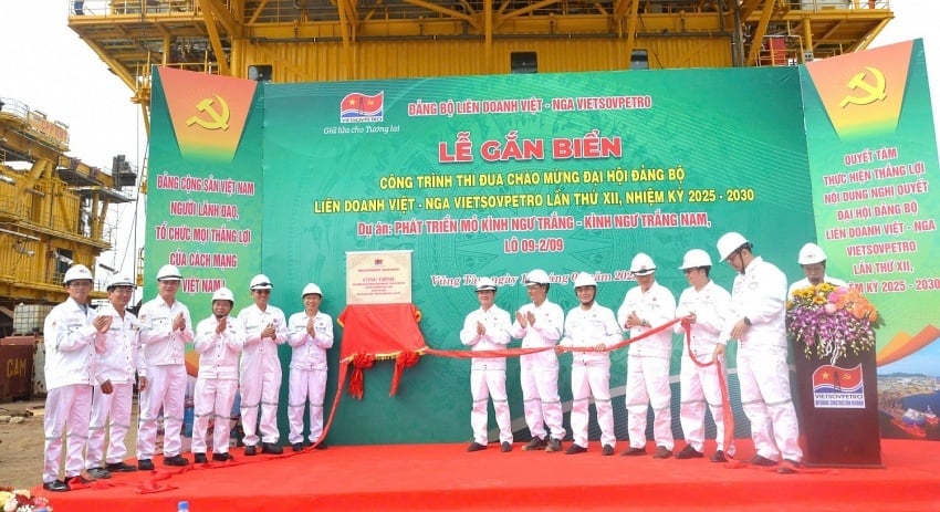 Lễ gắn biển thi đua công trình Dự án Phát triển mỏ Kình Ngư Trắng - Kình Ngư Trắng Nam, Lô 09-2/09. Ảnh: Petrovietnam. Lễ gắn biển thi đua công trình Dự án Phát triển mỏ Kình Ngư Trắng - Kình Ngư Trắng Nam, Lô 09-2/09. Ảnh: Petrovietnam.