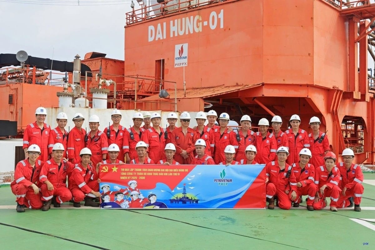 Người lao động Petrovietnam thi đua lập thành tích chào mừng Đại hội Đảng bộ các cấp trên các công trình trọng điểm. Ảnh: Petrovietnam. Người lao động Petrovietnam thi đua lập thành tích chào mừng Đại hội Đảng bộ các cấp trên các công trình trọng điểm. Ảnh: Petrovietnam.