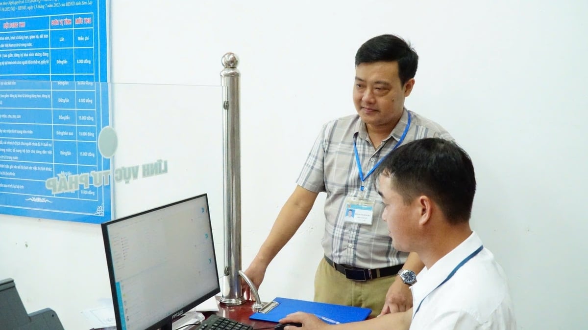Ông Hoàng Mạnh Kiên (áo kẻ) đang trao đổi với cán bộ thuộc lĩnh vực tư pháp. Ảnh: Đức Bình. Ông Hoàng Mạnh Kiên (áo kẻ) đang trao đổi với cán bộ thuộc lĩnh vực tư pháp. Ảnh: Đức Bình.