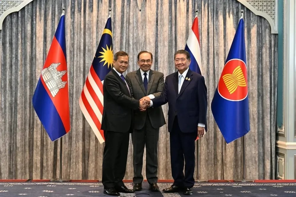 Thủ tướng Campuchia Hun Manet (trái), Thủ tướng Malaysia Anwar Ibrahim (giữa) và quyền Thủ tướng Thái Lan Phumtham Wechayachai (phải) tại cuộc họp báo chiều 28/7. Ảnh: PLO. Thủ tướng Campuchia Hun Manet (trái), Thủ tướng Malaysia Anwar Ibrahim (giữa) và quyền Thủ tướng Thái Lan Phumtham Wechayachai (phải) tại cuộc họp báo chiều 28/7. Ảnh: PLO.