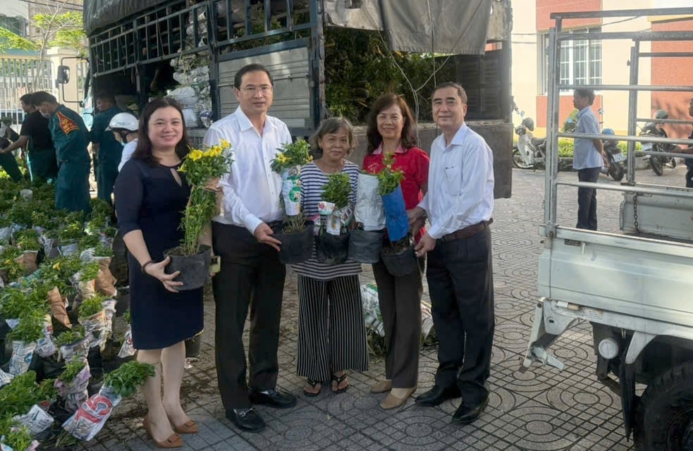Ông Nguyễn Tấn Bản, Bí thư Đảng ủy phường Vũng Tàu (thứ 2 từ trái qua) tặng cây xanh cho lãnh đạo Ủy ban MTTQ Việt Nam phường và đại diện các khu phố. Ảnh: TB. Ông Nguyễn Tấn Bản, Bí thư Đảng ủy phường Vũng Tàu (thứ 2 từ trái qua) tặng cây xanh cho lãnh đạo Ủy ban MTTQ Việt Nam phường và đại diện các khu phố. Ảnh: TB.