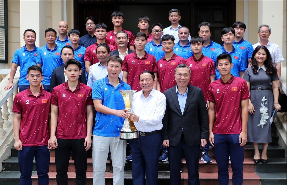 Bộ trưởng Bộ VHTTDL Nguyễn Văn Hùng, Chủ tịch Liên đoàn Bóng đá Việt Nam Trần Quốc Tuấn cùng các đồng chí Lãnh đạo Bộ và Lãnh đạo các cơ quan chụp ảnh lưu niệm cùng đội tuyển. Ảnh: Trần Huấn. Bộ trưởng Bộ VHTTDL Nguyễn Văn Hùng, Chủ tịch Liên đoàn Bóng đá Việt Nam Trần Quốc Tuấn cùng các đồng chí Lãnh đạo Bộ và Lãnh đạo các cơ quan chụp ảnh lưu niệm cùng đội tuyển. Ảnh: Trần Huấn.