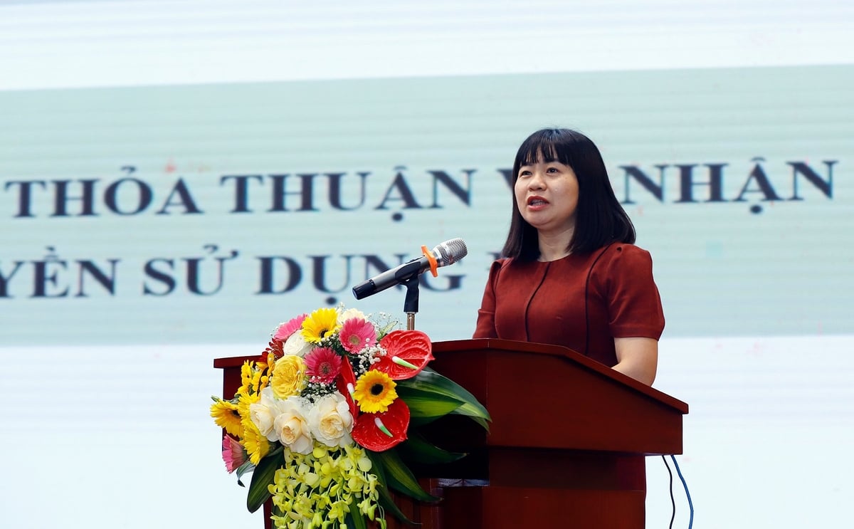 Bà Nguyễn Thị Thu Hiền cho biết, trình tự bồi thường, hỗ trợ, tái định cư, thu hồi đất vì mục đích quốc phòng, an ninh; phát triển KT-XH vì lợi ích quốc gia, công cộng gồm 16 bước. Ảnh: Khương Trung. Bà Nguyễn Thị Thu Hiền cho biết, trình tự bồi thường, hỗ trợ, tái định cư, thu hồi đất vì mục đích quốc phòng, an ninh; phát triển KT-XH vì lợi ích quốc gia, công cộng gồm 16 bước. Ảnh: Khương Trung.